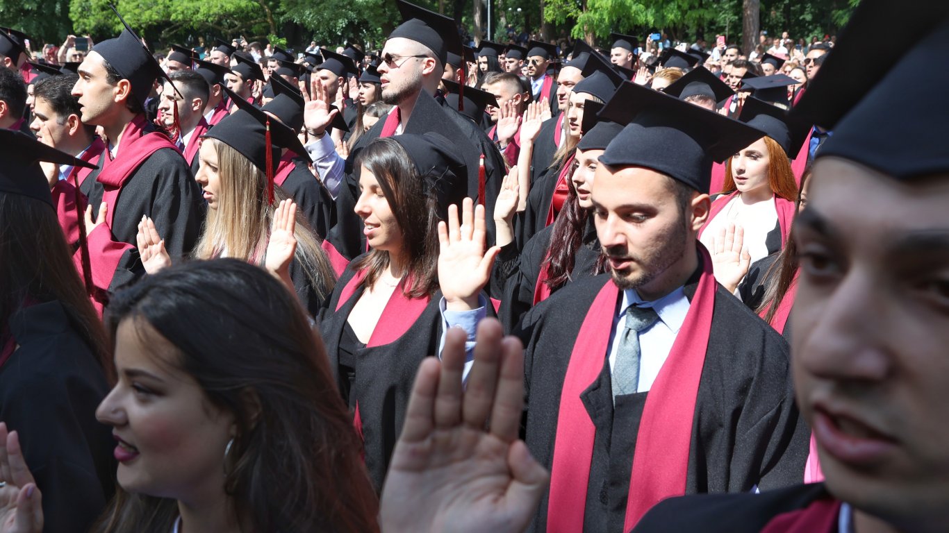 Прощавай, хартия! Студентските книжки стават дигитални от 2026 г.