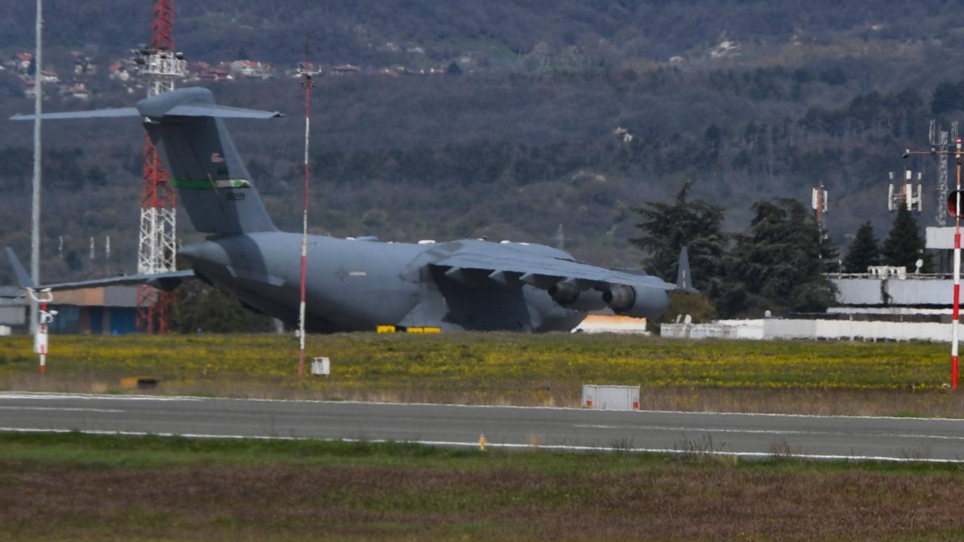 Американски гиганти в небето над Варна: C-17 Globemaster кацат на летището