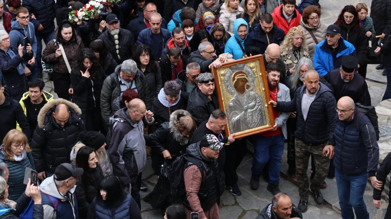 Вековна традиция: Стотици миряни придружиха чудотворната икона на Богородица до Клувията
